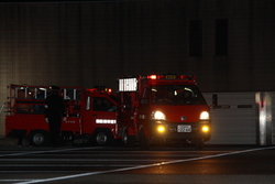 写真：パトロールに向かう小型ポンプ積載車