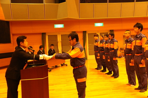 写真：弥冨市長から感謝状を受けとる伊藤さん