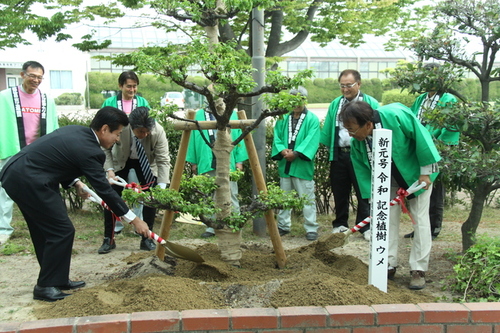 写真：令和記念植樹が行われました