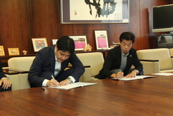 写真：協定を結ぶ株式会社ALSOK尾張支社長と弥富市長
