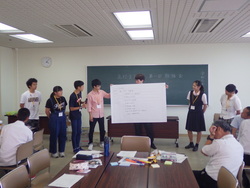 写真：各委員会による勉強会