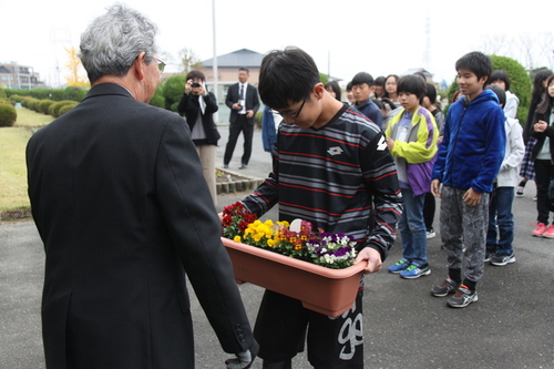 写真：花の贈呈式を行いました