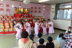 写真：一生懸命踊る女の子たち