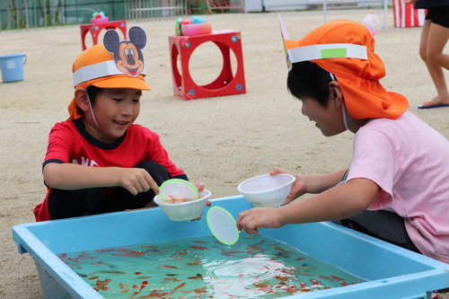 写真；やとみ金魚すくい