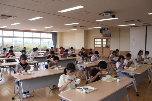 写真：新米給食会