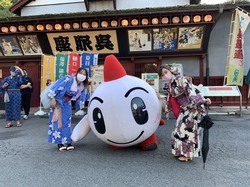 写真：きんちゃんと浴衣の女の子