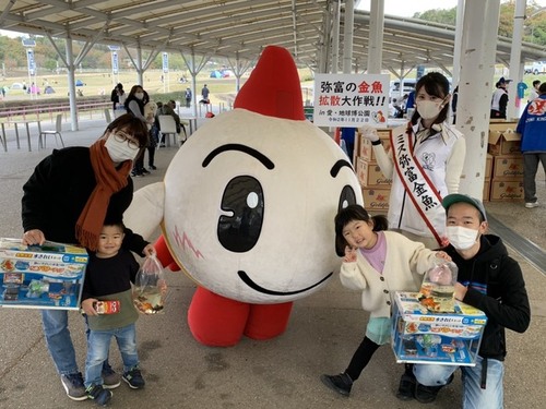 写真：弥富の金魚拡散大作戦！！