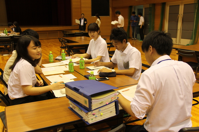 市職員への聞き取りの様子