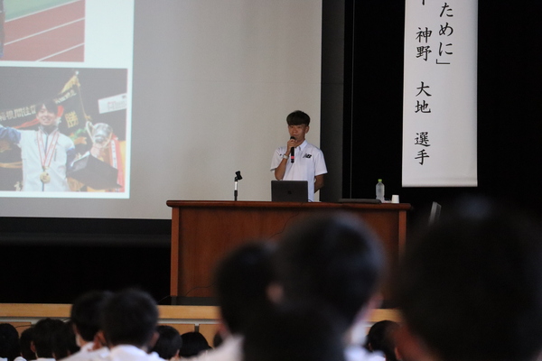 写真：弥富中学校全校一斉道徳（講演会）